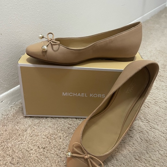 Authentic Michael Kors pointy toe flats brand new worn only once - Picture 2 of 3
